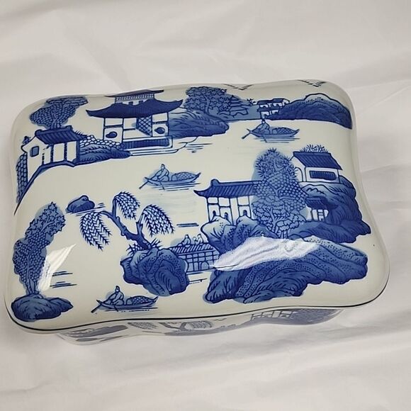 Chinoiserie Vintage Lidded Box with Traditional Chinese Water Landscape - Picture 8 of 10